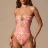 Bañador bandeau con aberturas Faye en estampado de cachemira