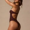 Bañador bandeau con aberturas Faye en marrón espresso