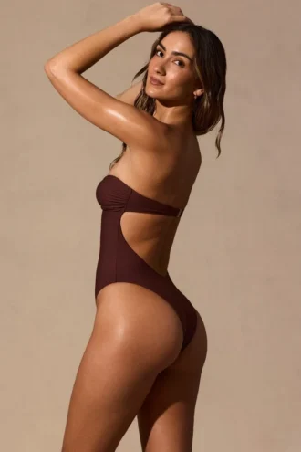 Bañador bandeau con aberturas Faye en marrón espresso