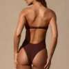 Bañador bandeau con aberturas Faye en marrón espresso