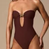 Bañador bandeau con aberturas Faye en marrón espresso