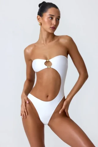 Bañador bandeau con aberturas y adornos de abalorios Miami en blanco