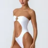 Bañador bandeau con aberturas y adornos de abalorios Miami en blanco