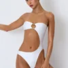 Bañador bandeau con aberturas y adornos de abalorios Miami en blanco