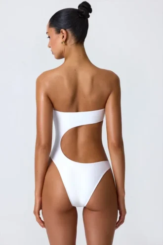 Bañador bandeau con aberturas y adornos de abalorios Miami en blanco