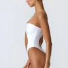 Bañador bandeau con aberturas y adornos de abalorios Miami en blanco