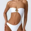 Bañador bandeau con aberturas y adornos de abalorios Miami en blanco
