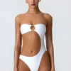 Bañador bandeau con aberturas y adornos de abalorios Miami en blanco