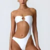 Bañador bandeau con aberturas y adornos de abalorios Miami en blanco