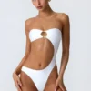 Bañador bandeau con aberturas y adornos de abalorios Miami en blanco