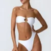 Bañador bandeau con aberturas y adornos de abalorios Miami en blanco