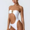 Bañador bandeau con aberturas y adornos de abalorios Miami en blanco
