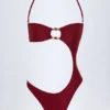Bañador bandeau con aberturas y adornos de abalorios Miami en cereza oscuro