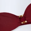 Bañador bandeau con aberturas y adornos de abalorios Miami en cereza oscuro