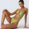 Bañador bandeau con aberturas y adornos de abalorios Miami en verde pera