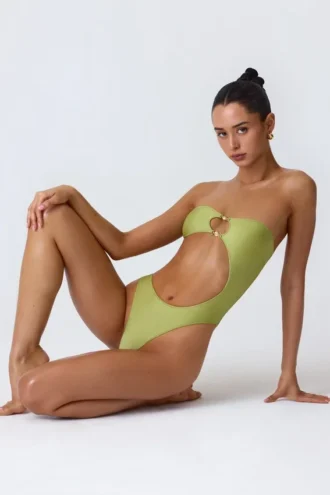 Bañador bandeau con aberturas y adornos de abalorios Miami en verde pera