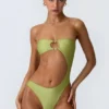 Bañador bandeau con aberturas y adornos de abalorios Miami en verde pera