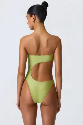 Bañador bandeau con aberturas y adornos de abalorios Miami en verde pera