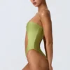 Bañador bandeau con aberturas y adornos de abalorios Miami en verde pera