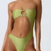 Bañador bandeau con aberturas y adornos de abalorios Miami en verde pera