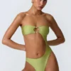 Bañador bandeau con aberturas y adornos de abalorios Miami en verde pera
