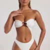 Bañador bandeau con aberturas y adornos de abalorios Tulum en color marfil