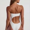 Bañador bandeau con aberturas y adornos de abalorios Tulum en color marfil