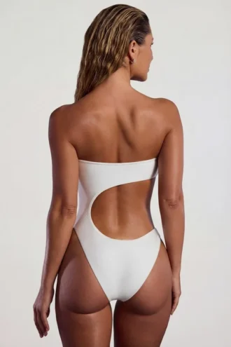 Bañador bandeau con aberturas y adornos de abalorios Tulum en color marfil