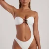 Bañador bandeau con aberturas y adornos de abalorios Tulum en color marfil