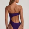 Bañador bandeau con aberturas y adornos de abalorios Tulum en morado intenso