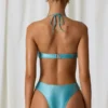 Bañador halter con aberturas y detalles de perlas de Melo Melo en turquesa