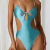 Bañador halter con aberturas y detalles de perlas de Melo Melo en turquesa