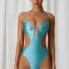 Bañador halter con aberturas y detalles de perlas de Melo Melo en turquesa