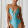 Bañador halter con aberturas y detalles de perlas de Melo Melo en turquesa