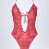 Bañador halter con volantes y aberturas Montjoi en cuadros rojos
