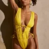 Bañador Syros con fruncidos y aberturas en amarillo dorado