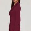 Blazer estructurado de doble botonadura Marika en color burdeos