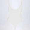 Bodis de encaje transparente con escote pronunciado y bordes festoneados Zayla en blanco