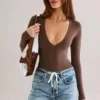 Bodis de manga larga con escote pronunciado Elodie Modal en marrón chocolate