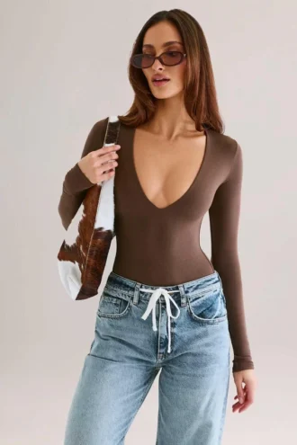 Bodis de manga larga con escote pronunciado Elodie Modal en marrón chocolate
