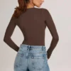 Bodis de manga larga con escote pronunciado Elodie Modal en marrón chocolate