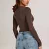 Bodis de manga larga con escote pronunciado Elodie Modal en marrón chocolate