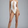 Bodis de verano con cuello halter y cordones en color marfil