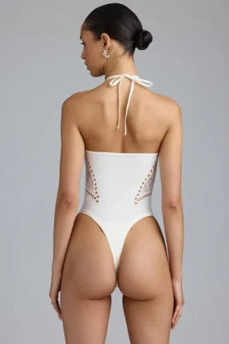 Bodis de verano con cuello halter y cordones en color marfil