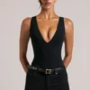 Body Rumi con escote profundo y cuello halter en negro