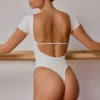 Body sin espalda con paneles en blanco suave