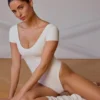 Body sin espalda con paneles en blanco suave