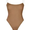 Body tanga de malla suave con tirantes invisibles de Intimates en color almendra