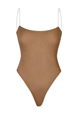 Body tanga de malla suave con tirantes invisibles de Intimates en color almendra