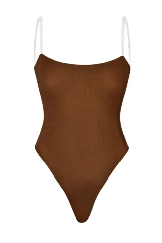 Body tanga de malla suave con tirantes invisibles de Intimates en color castaño